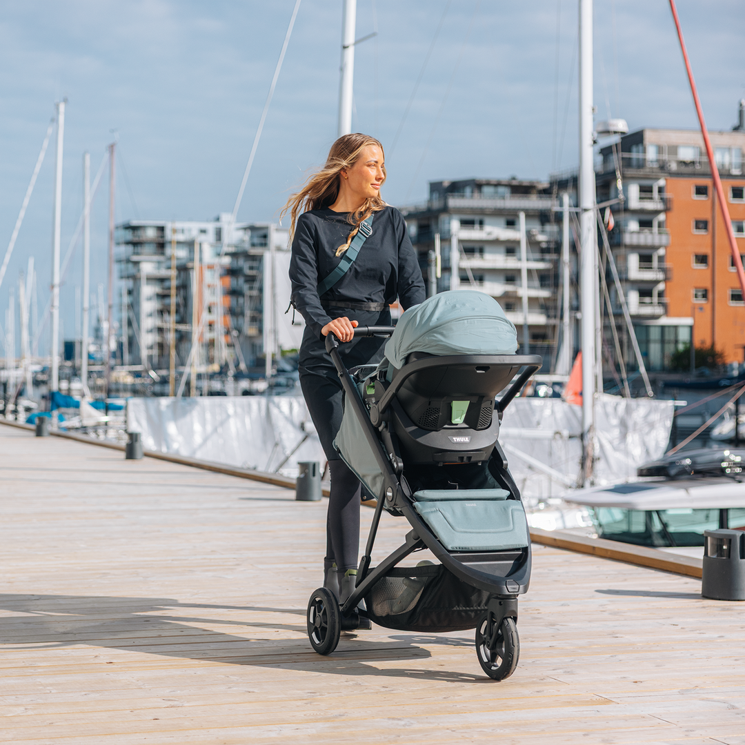 Thule Spring 2 stroller black on black
