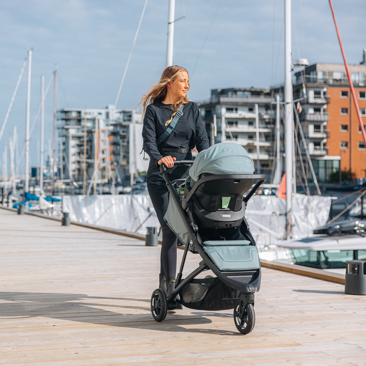 Thule Spring 2 stroller black on black