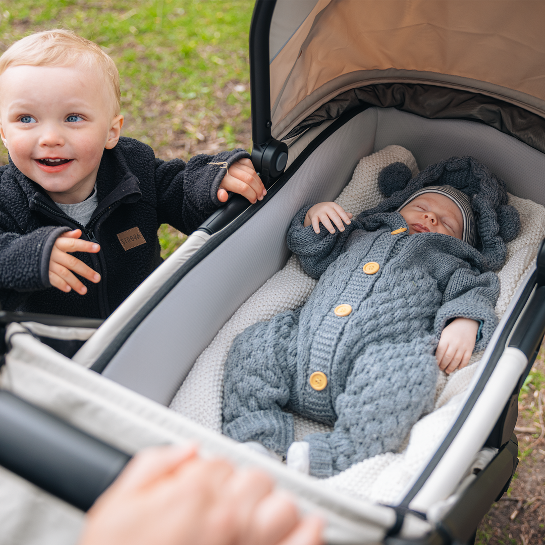 Thule Spring 2 stroller black on black