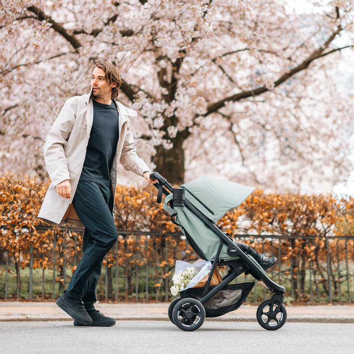 Thule Spring 2 stroller black on black