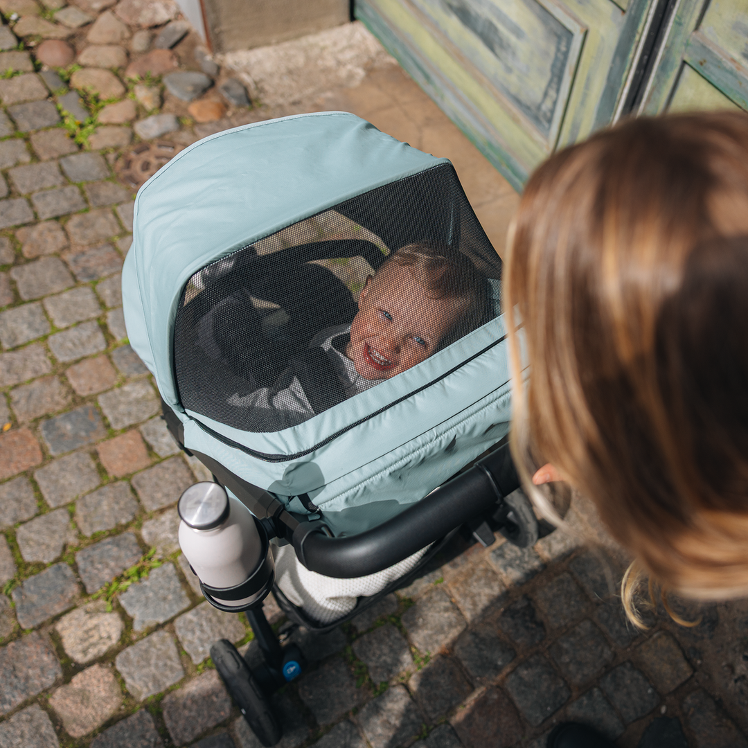 Thule Spring 2 stroller black on black