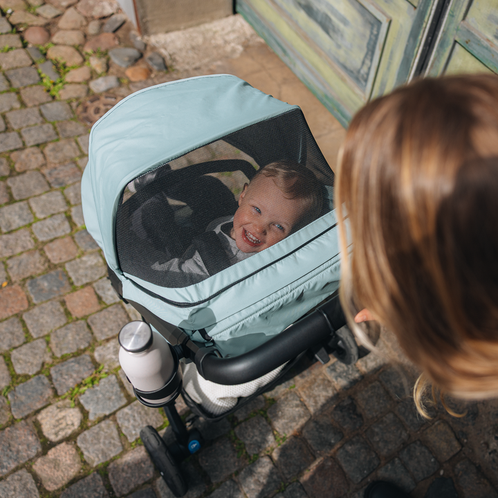 Thule Spring 2 stroller black on black