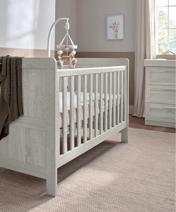 Mamas & Papas Atlas 4 Piece Set with Cotbed, Mattress, Fitted Sheets & Mattress Protector - White Wash