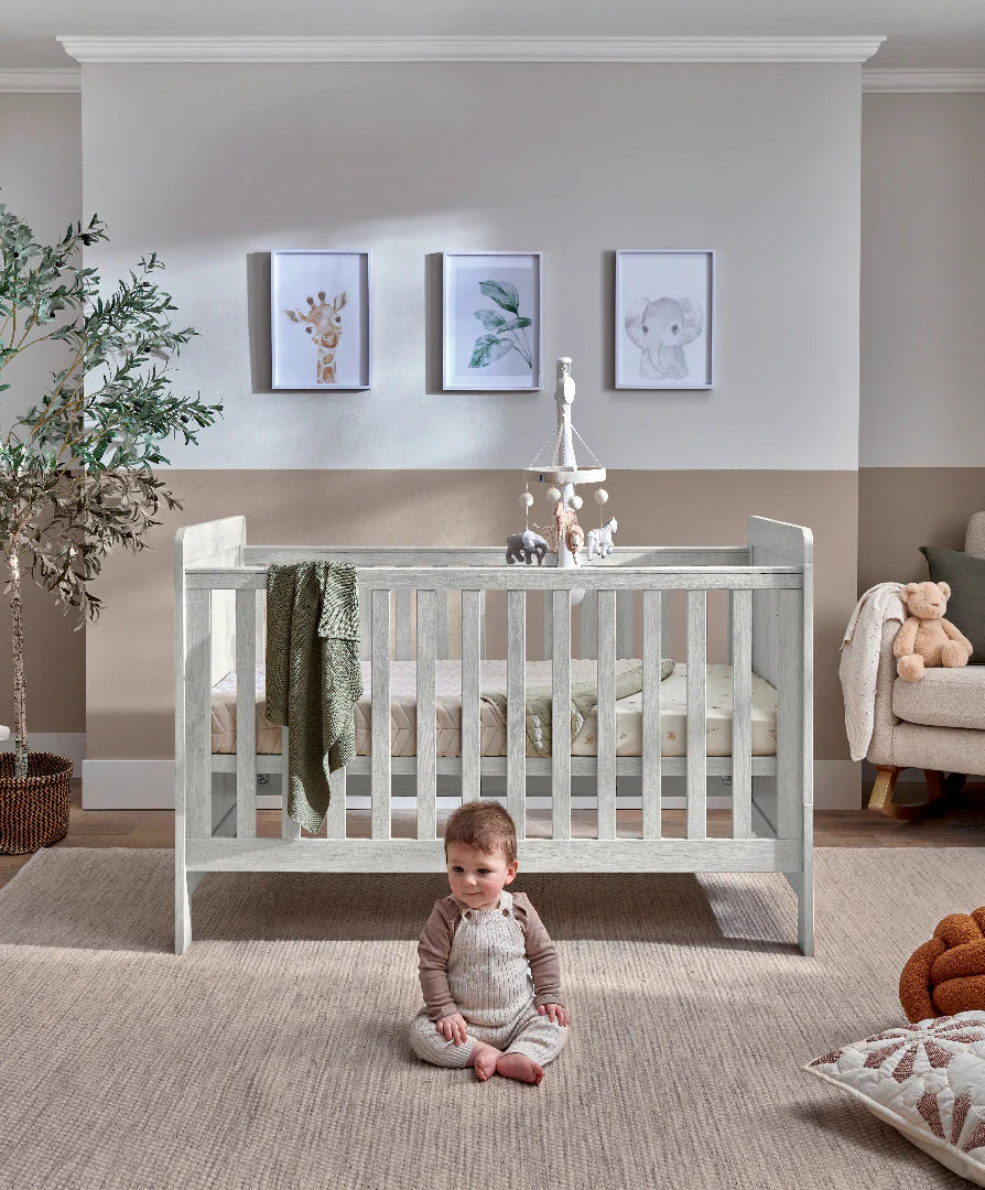 Mamas & Papas Atlas 4 Piece Set with Cotbed, Mattress, Fitted Sheets & Mattress Protector - White Wash