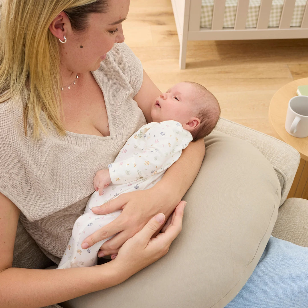 iL Tutto Snuggle Me Feeding Pillow in Birch