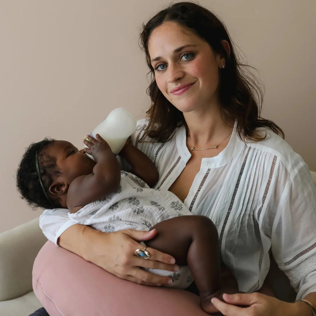 iL Tutto Snuggle Me Feeding Pillow in Gumdrop