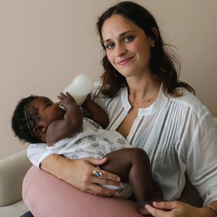 iL Tutto Snuggle Me Feeding Pillow in Gumdrop