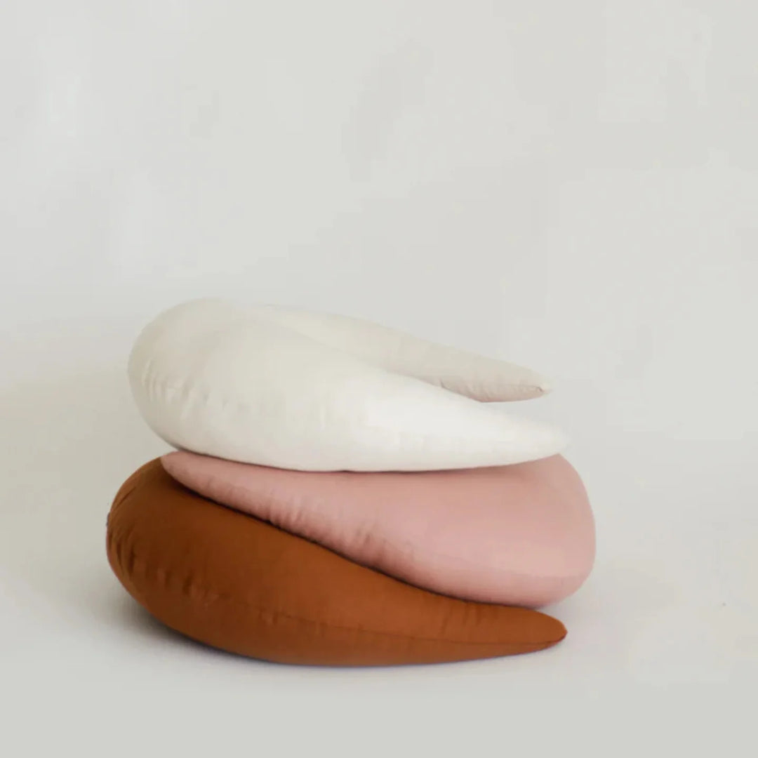 iL Tutto Snuggle Me Feeding Pillow in Gumdrop
