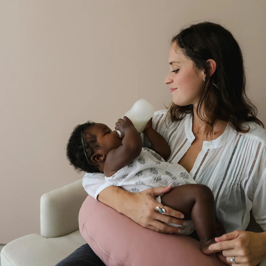 iL Tutto Snuggle Me Feeding Pillow in Gumdrop