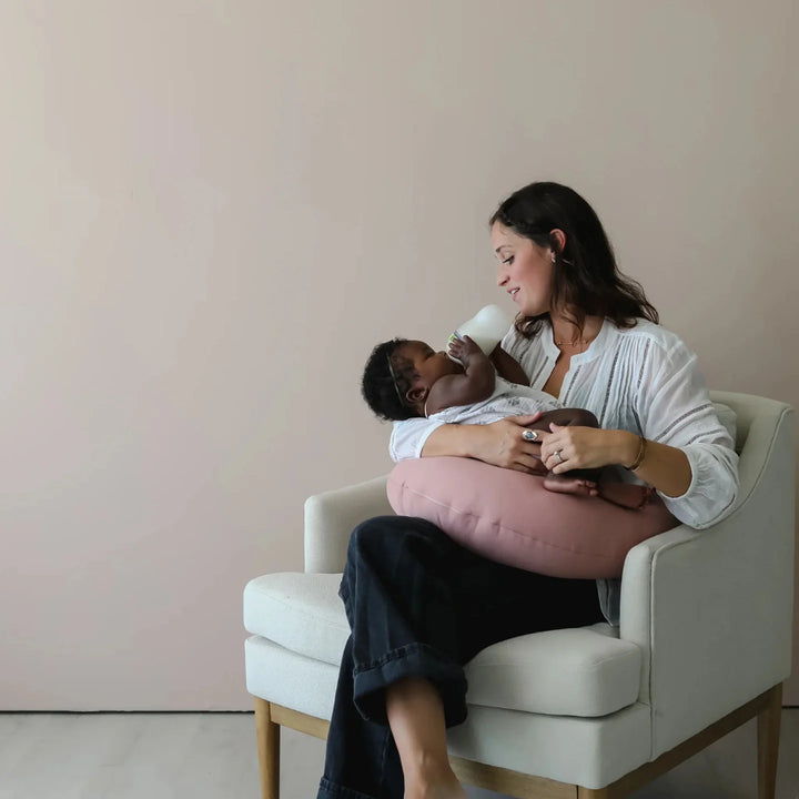 iL Tutto Snuggle Me Feeding Pillow in Gumdrop