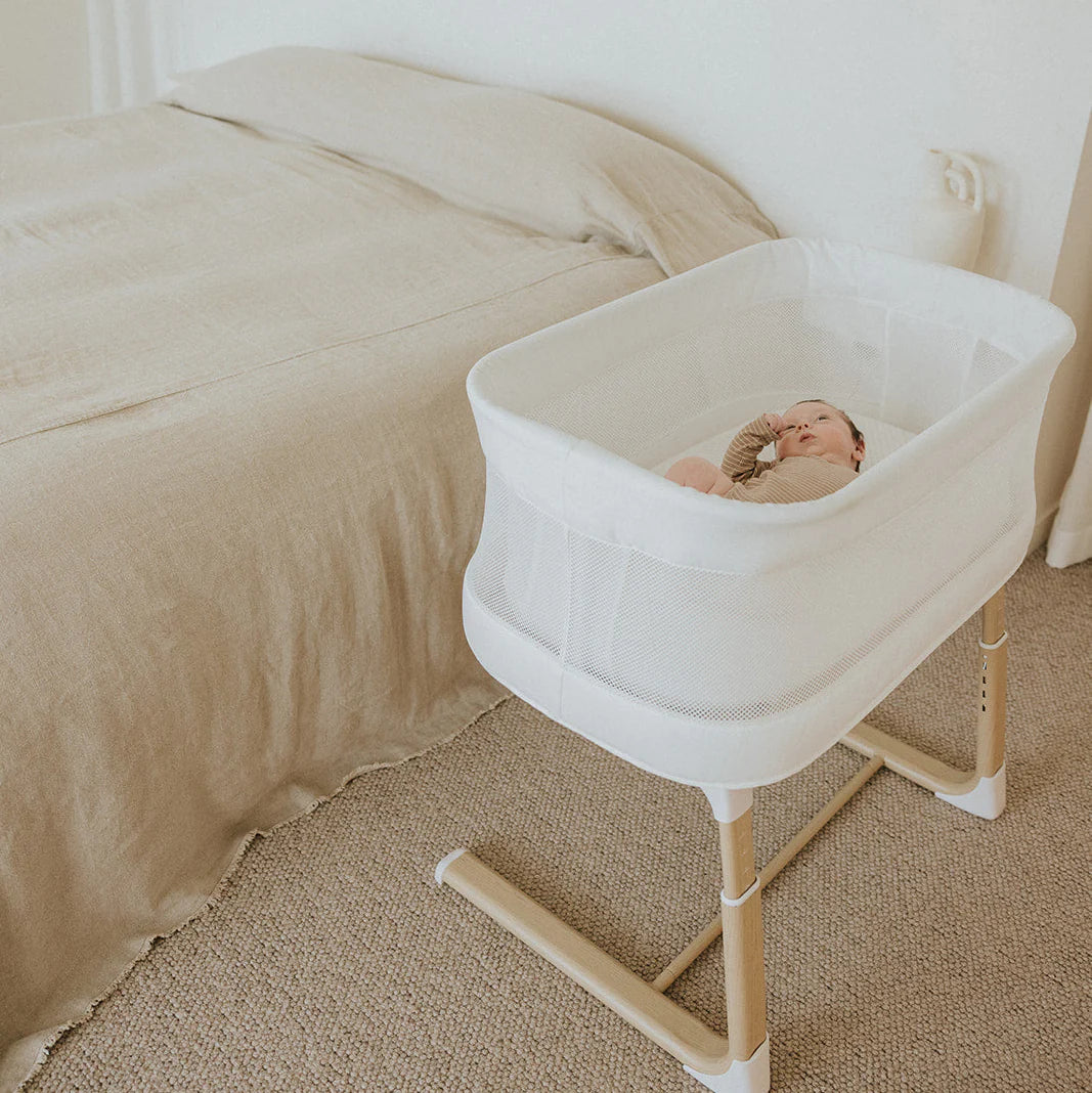 BabyRest Swan Smart Bassinet. White/Natural