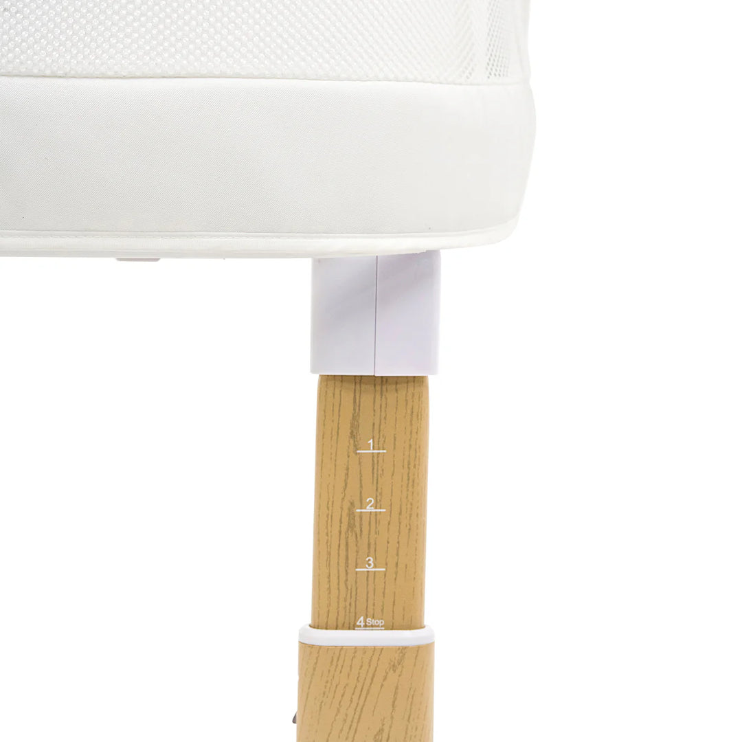 BabyRest Swan Smart Bassinet. White/Natural