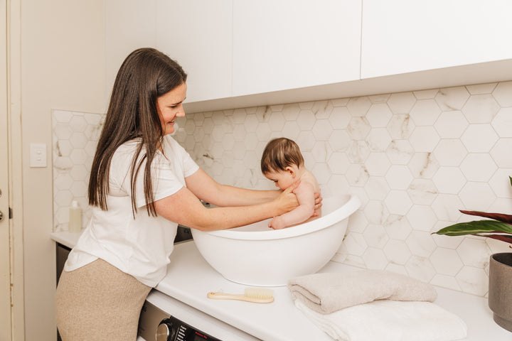 BUBBLE BABY BATH WITH BATH SEAT - White
