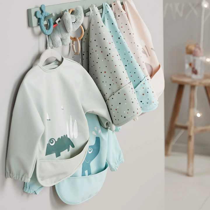 Done by Deer Sleeved pocket bib Lalee Sand