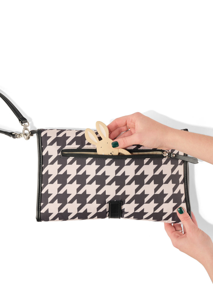 OiOi Change Mat Clutch - Houndstooth