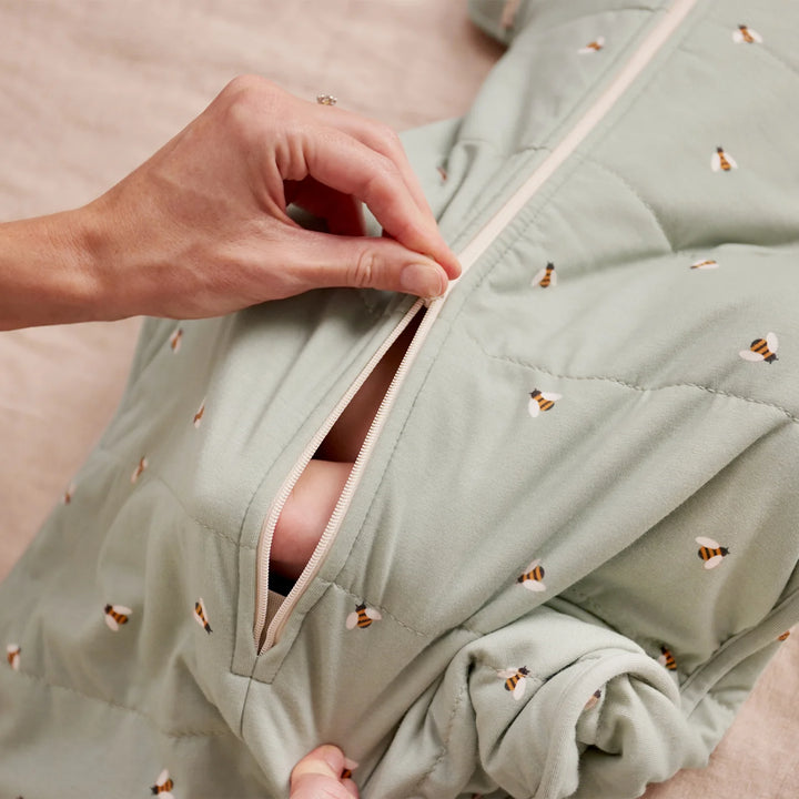 SWADDLE UP™ Transition Bag WARM 2.5T - Olive Bees