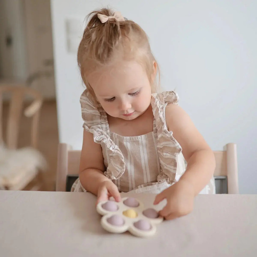 Mushie Flower Press Toy DRIED THYME/NATURAL/SHIFTING SAND