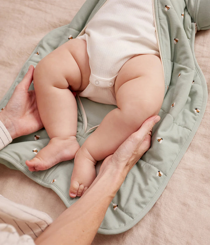 SWADDLE UP™ Transition Bag WARM 2.5T - Olive Bees