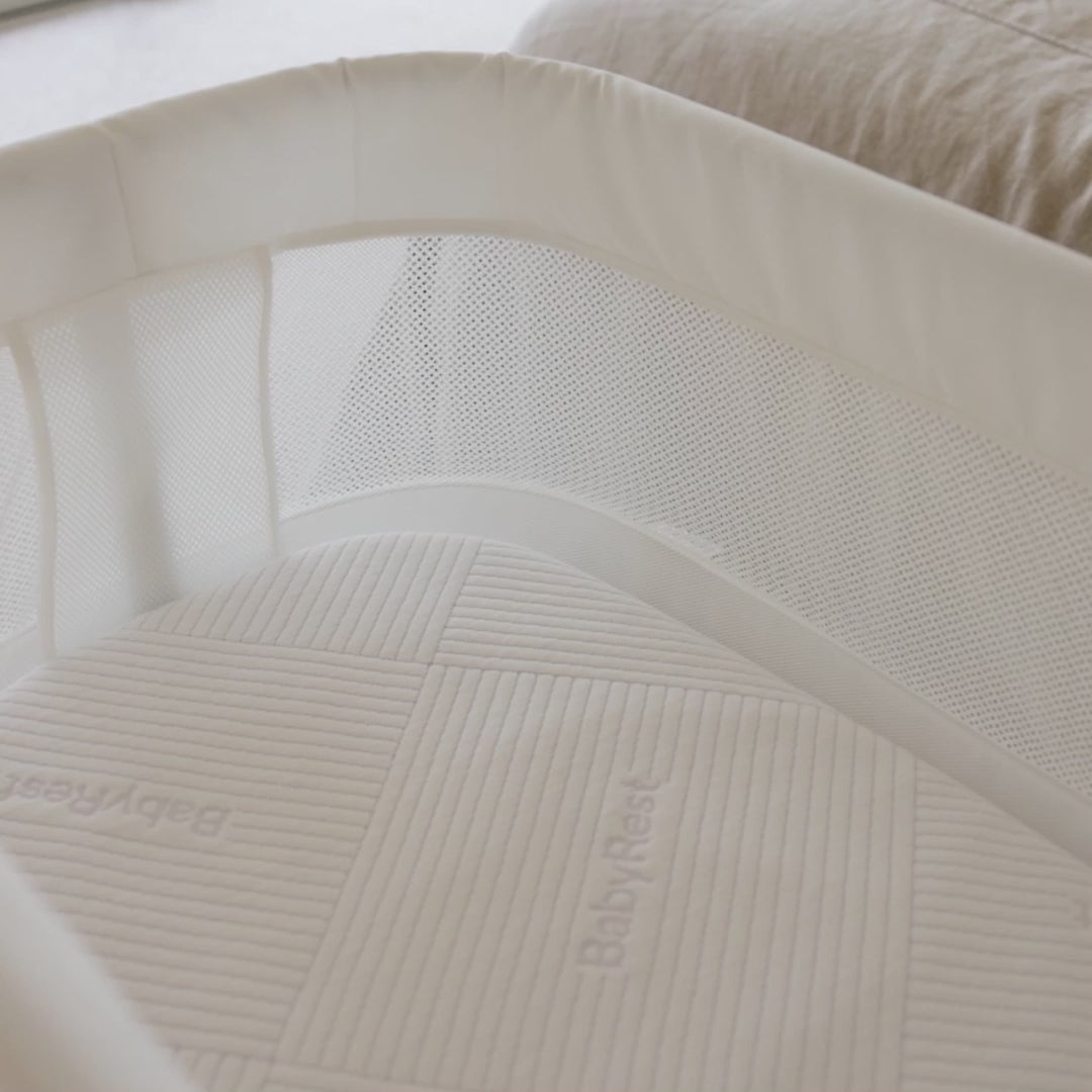 BabyRest Swan Smart Bassinet. White/Natural